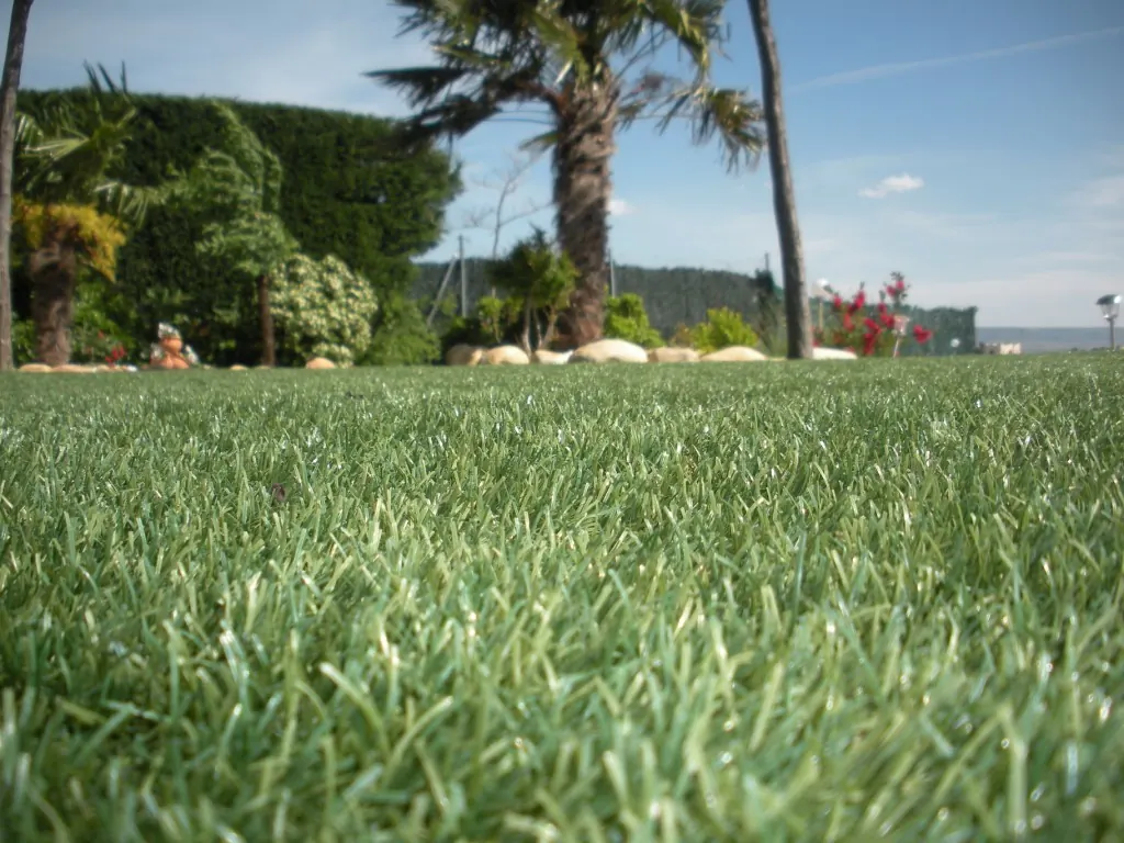 Césped artificial de alta gama instalado en un jardín