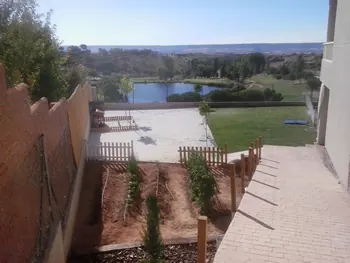 Huerto urbano en bancales junto a una vivienda