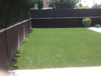 El mismo patio con el césped artificial instalado