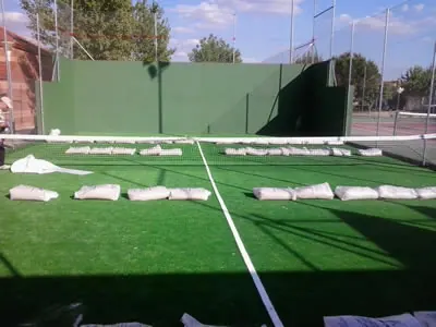 Pista de pádel durante la instalación del césped artificial